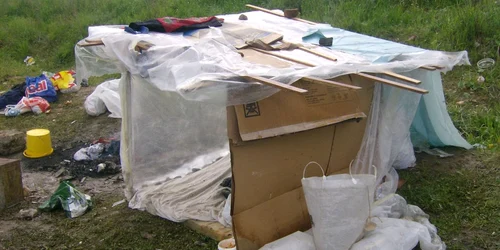 Romii care locuiau în corturi au fost amendaţi Foto. Poliţia Locală Braşov