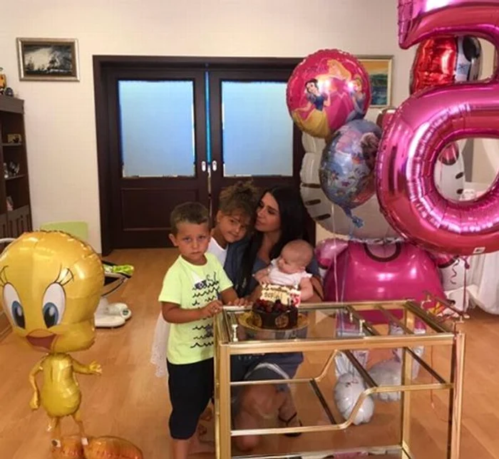 Elena Băsescu, fericită alături de cei trei copii ai eiFoto: arhivă personală