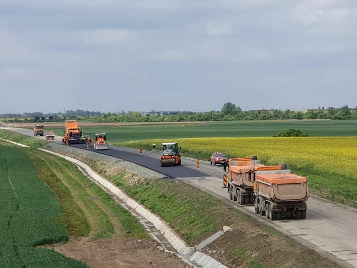 Se lucrează zi și noapte pe șantierul centurii Timișoara-Sud FOTO DRDP Timișoara