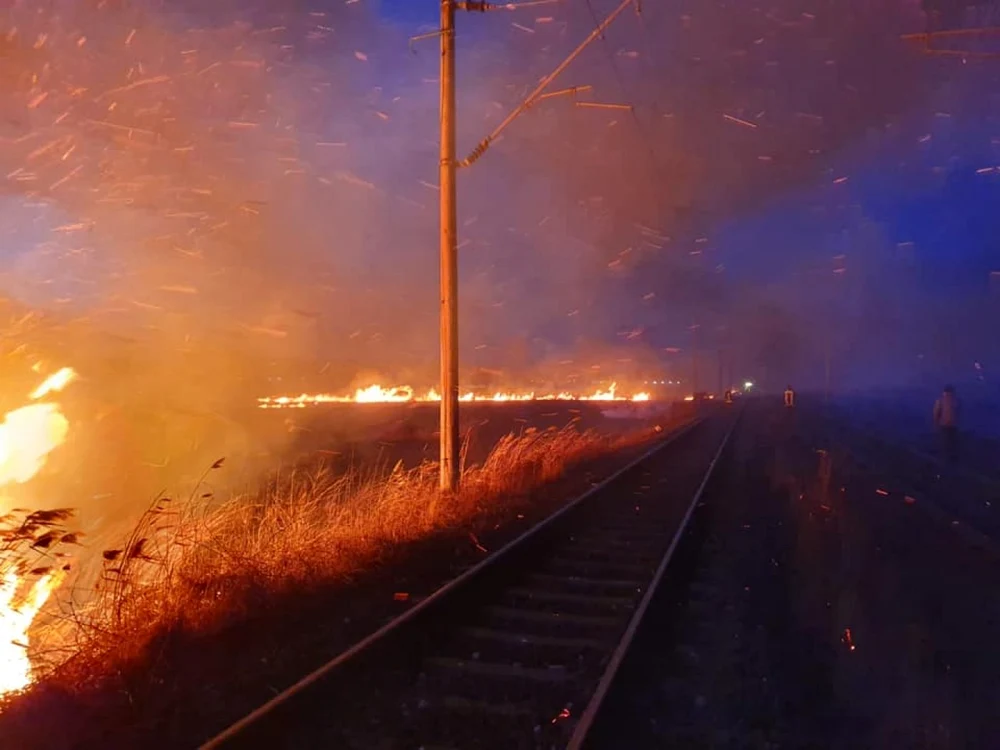 Incendiul s-a manifestat în apropierea căii ferate. Foto: SVSU Teiuş