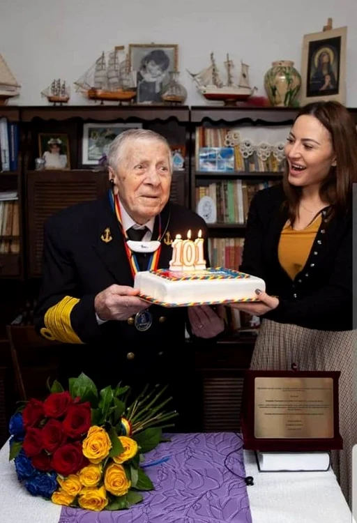 
    În timpul stării de urgență, Alexandra Dobre a mers la casele seniorilor singuri și neajutorați cu diverse produse de strictă necesitate  