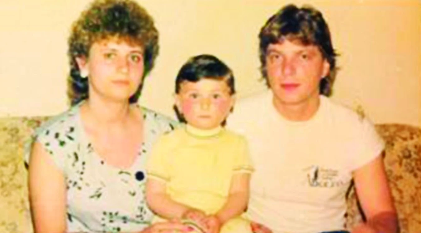 Alături de părinţii ei, pe vremea când avea trei ani