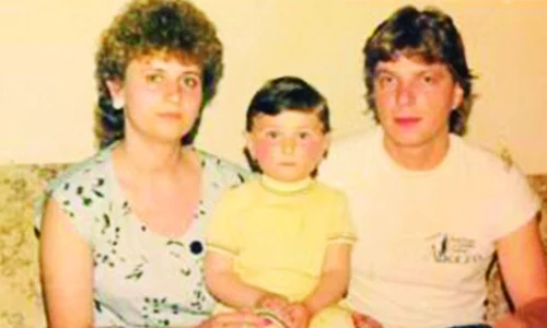 Alături de părinţii ei,  pe vremea când avea trei ani jpeg