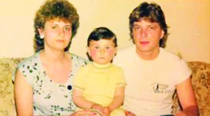 Alături de părinţii ei, pe vremea când avea trei ani