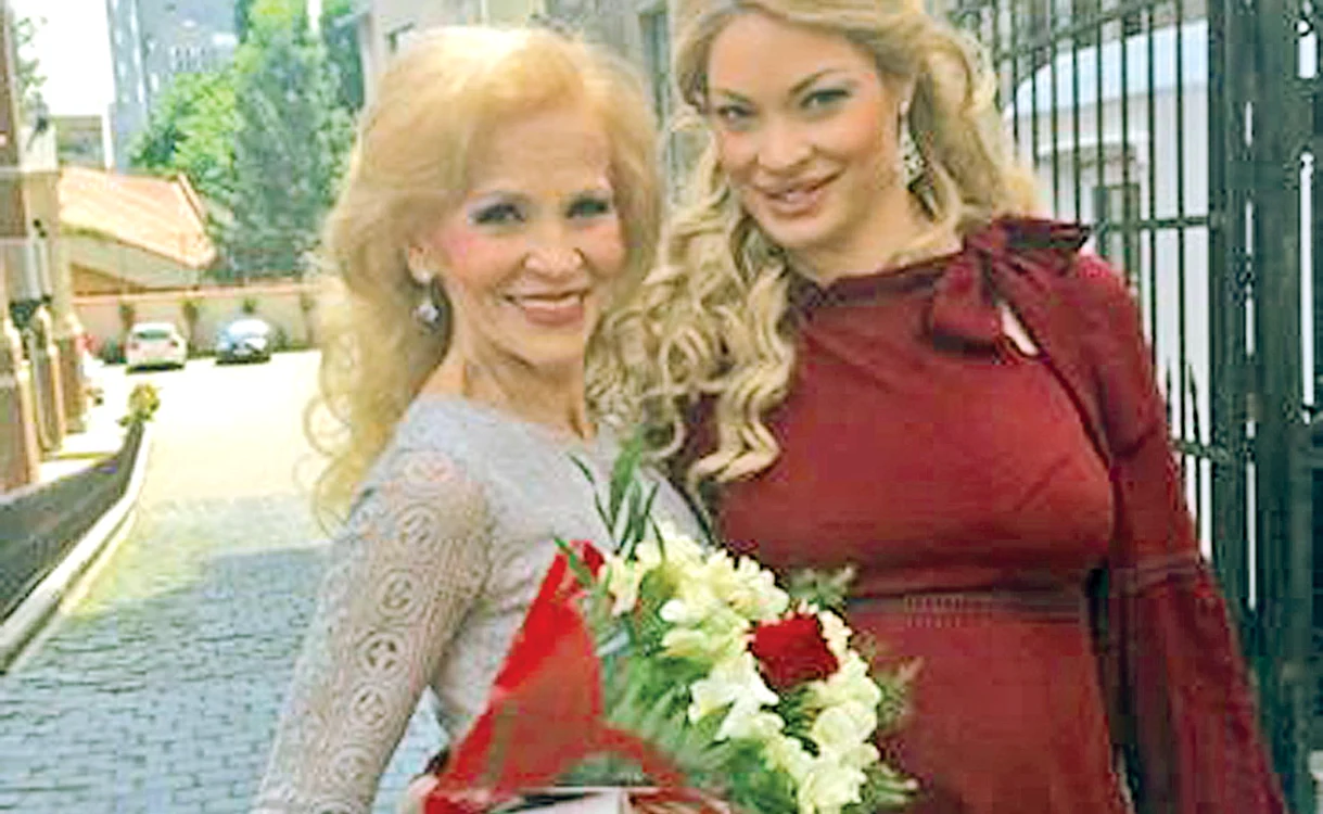 
    Valentina Pelinel, alături  de Luminiţa Nicolescu,  profa de aerobic a vedetelor  
