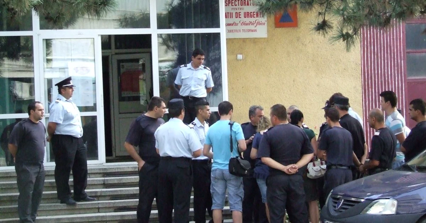 Pompierii au venit la muncă, dar nu au fost primiţi