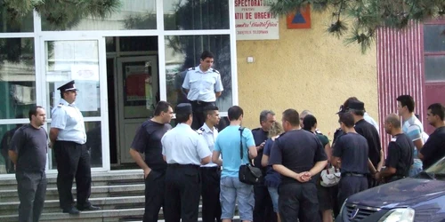 Pompierii au venit la muncă, dar nu au fost primiţi