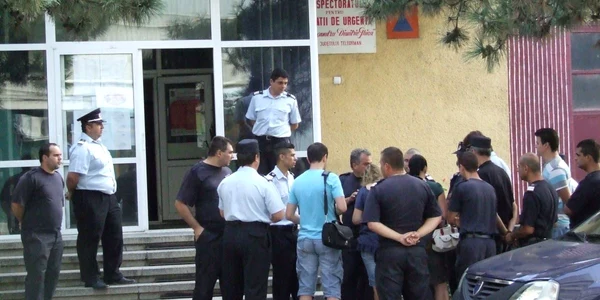 Pompierii au venit la muncă, dar nu au fost primiţi