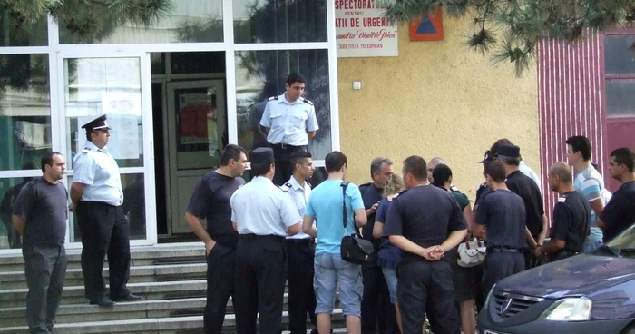 Pompierii au venit la muncă, dar nu au fost primiţi