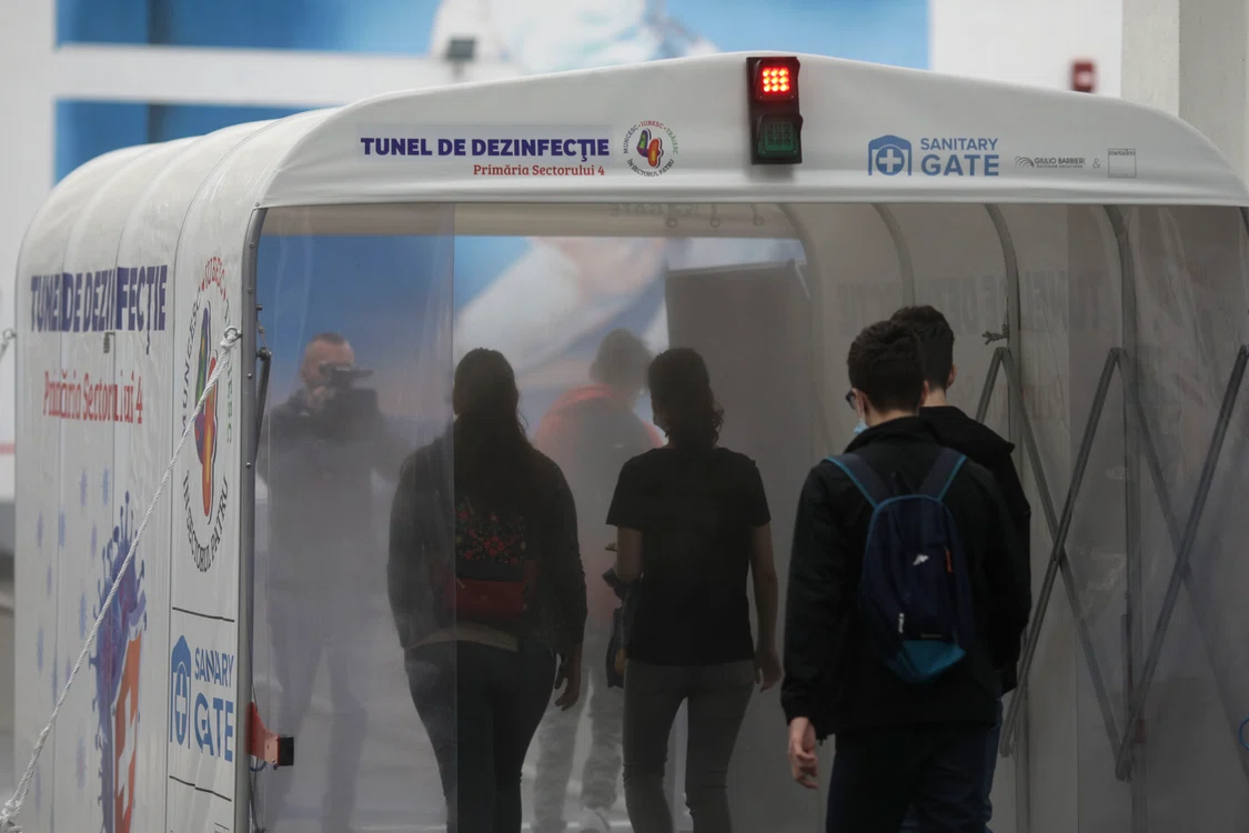 Unele școli sunt dotate cu tuneluri dezinfectante