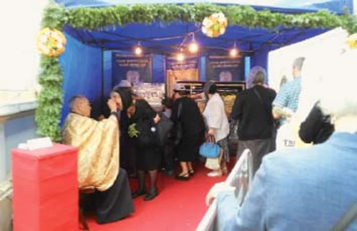 
    La Biserica Sfântul Vasile din Capitală, credincioşii au venit la primele ore ale dimineţii să se roage la moaşteFoto Click!  