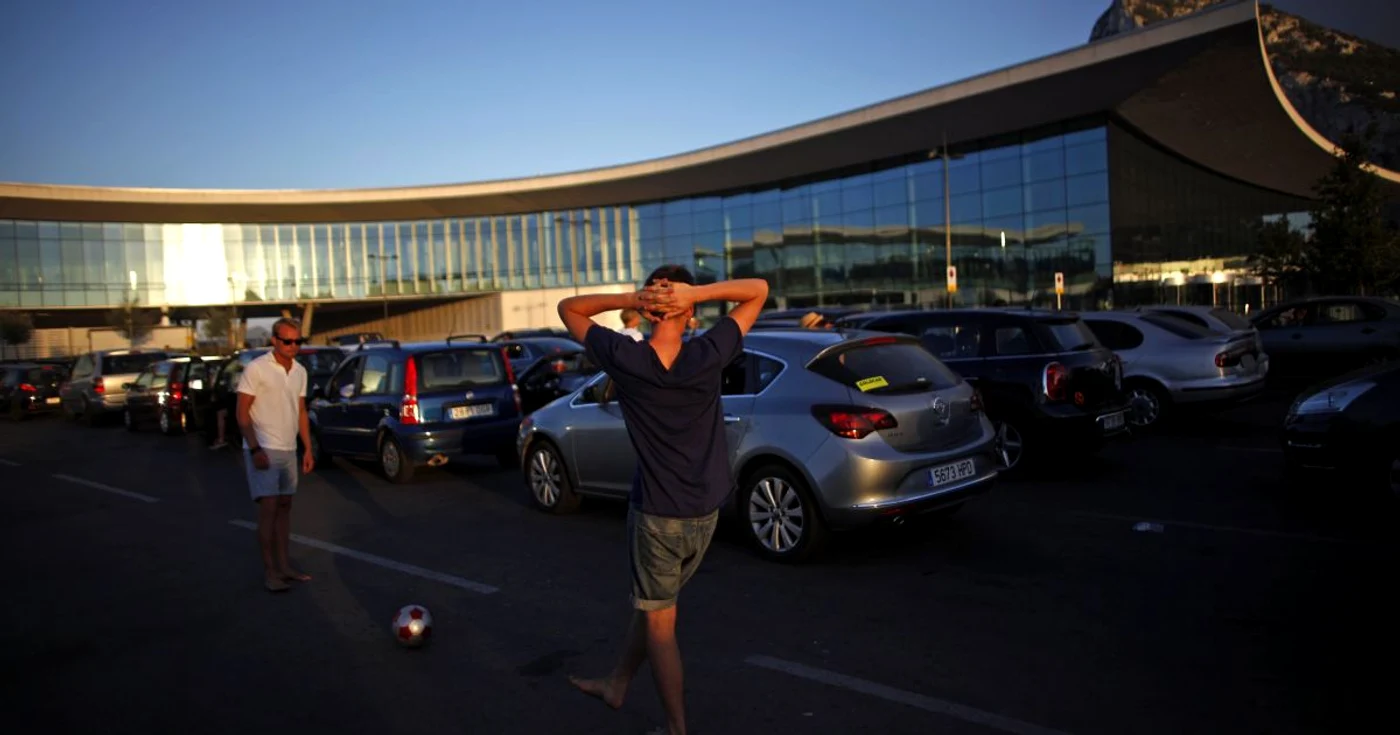 Cei care vor să treacă în Gibraltar au găsit noi soluţii pentru petrecerea timpului de aşteptare de la frontieră. FOTO: Reuters