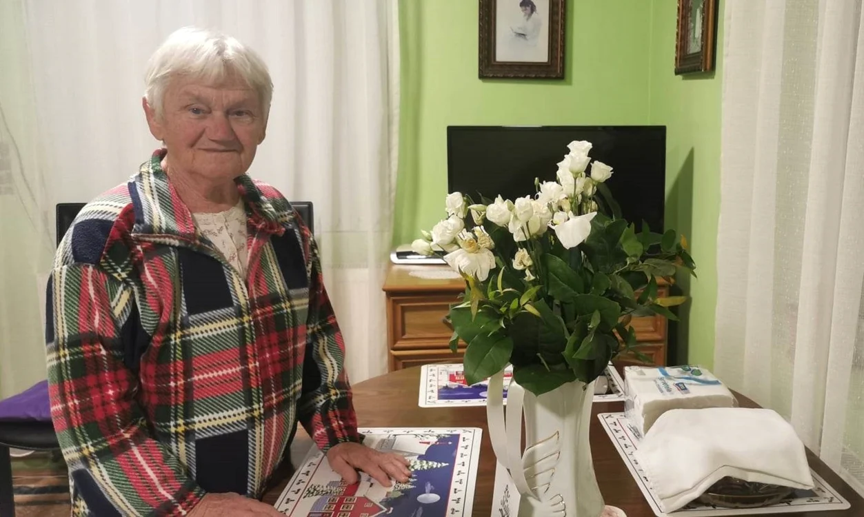 Bucuroasă de florile primite de la fiica ei  FOTO Angela Sabău