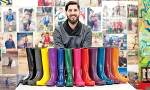 El se ocupă şi de designul cizmelor pe care le donează copiilor jpeg