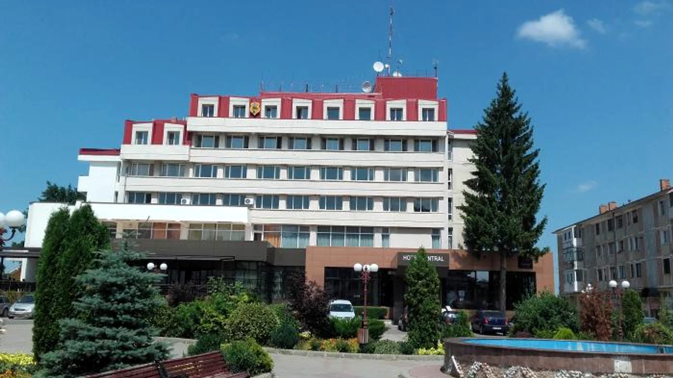 Trupul victimei a fost găsit pe terasa Hotelului Central din Pașcani