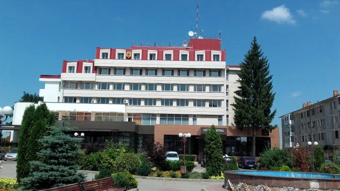 Trupul victimei a fost găsit pe terasa Hotelului Central din Pașcani