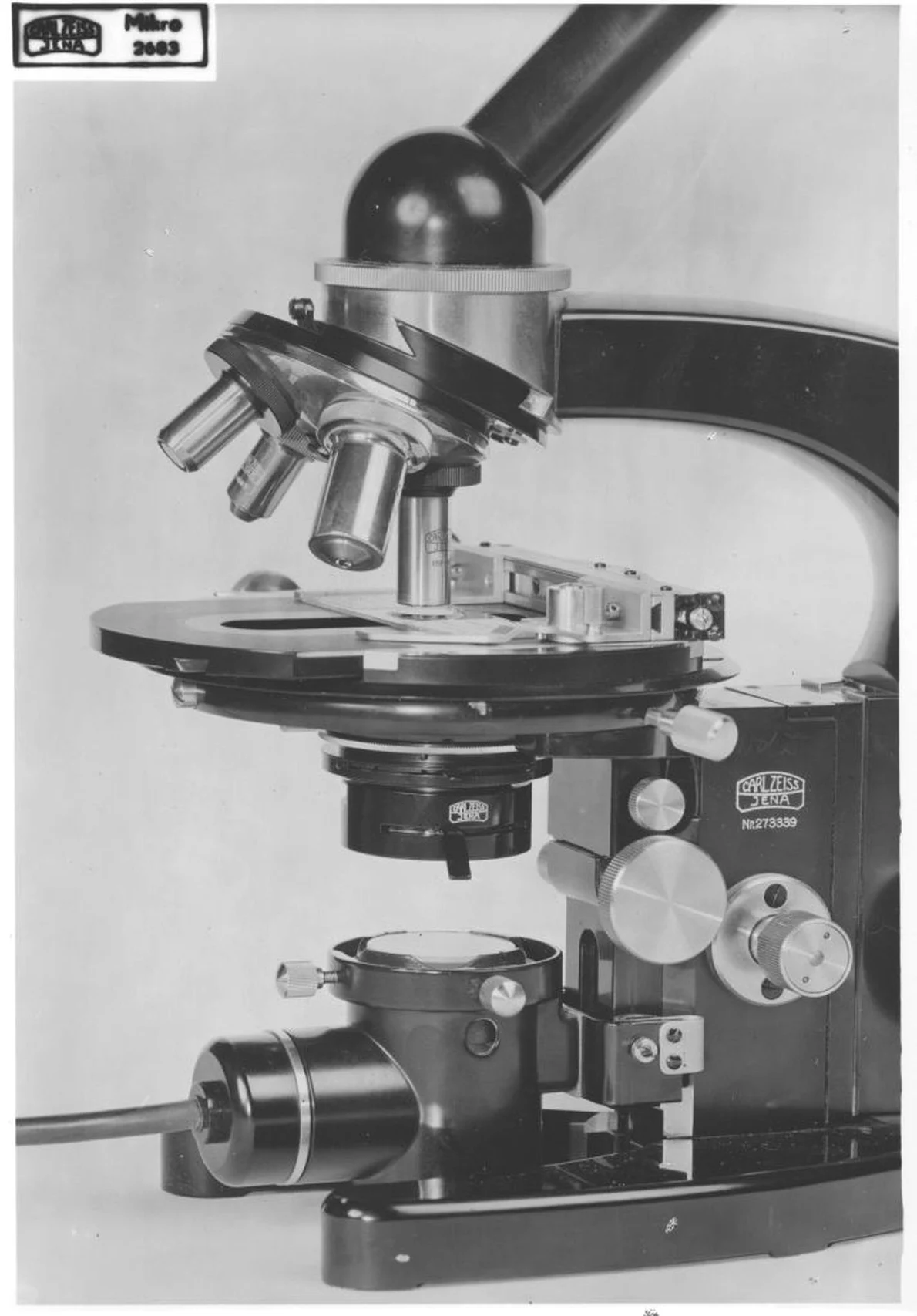 Microscop Carl Zeiss, model L-Stand (1933), simbol al progresului instrumentelor optice germane în perioada interbelică (© ZEISS Microscopy/ Wikimedia Commons CC BY-SA 2.0)