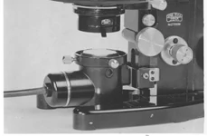 Microscop Carl Zeiss, model L-Stand (1933), simbol al progresului instrumentelor optice germane în perioada interbelică (© ZEISS Microscopy/ Wikimedia Commons CC BY-SA 2.0)