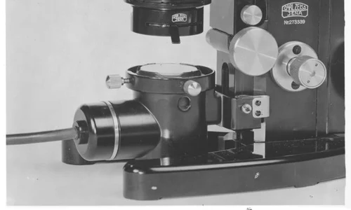 Microscop Carl Zeiss, model L-Stand (1933), simbol al progresului instrumentelor optice germane în perioada interbelică (© ZEISS Microscopy/ Wikimedia Commons CC BY-SA 2.0)