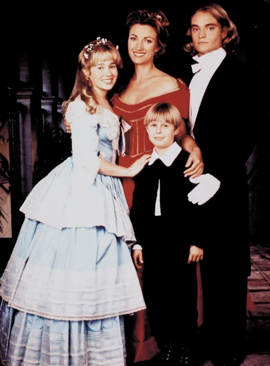 
    Jane Seymour și familia din serialul Dr Quinn  