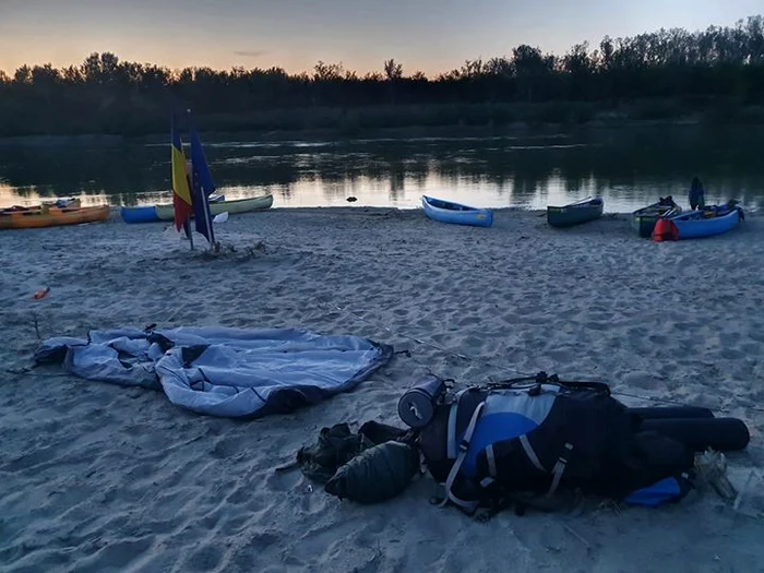 
    Loredan şi Ciprian, în  mijlocul apelor învolburate   