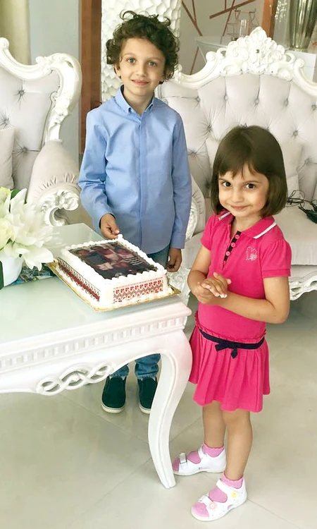 Cristina  a fost  răsfățată de  copiii ei cu un  tort delicios