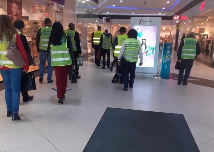 Inspectorii de muncă au efectuat un control inopinat la mall