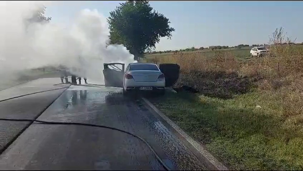 Mașina prefectului de Olt a luat foc. La volan se afla șefa de cabinet, care a ieșit la timp din autoturism VIDEO