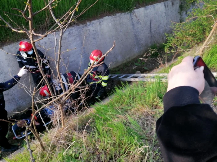 Un bărbat şi-a rupt piciorul după ce a căzut într-un canal de doi metri - salvat de pompieri Foto Adevărul