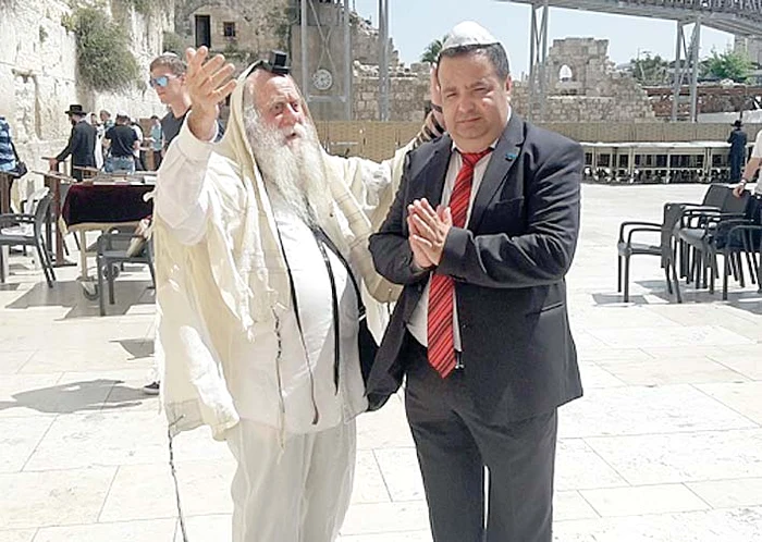 La Zidul Plângerii, Cioabă a fost oprit în drum de un evreu, care i-a pus pe cap tradiţionala kippa