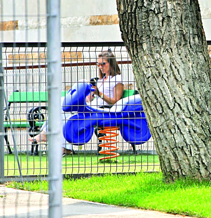 În vreme ce micuţul se joacă, Romaniţa e cufundată în lectură...