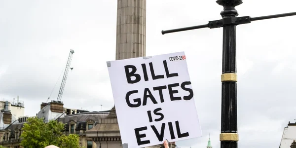 Un  bărbat poartă un banner cu „Bill Gates e malefic” la un protest la Londra FOTO SHUTTERSTOCK