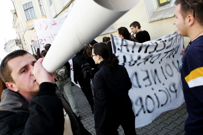 Studenţii sunt nemulţumiţi de măsurile luate de Funeriu. Foto: arhivă
