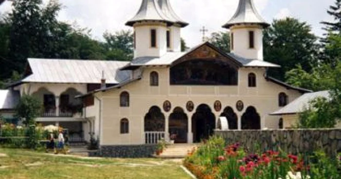 Târgu-Jiu: Pontul Zilei: Mănăstirea Crasna
