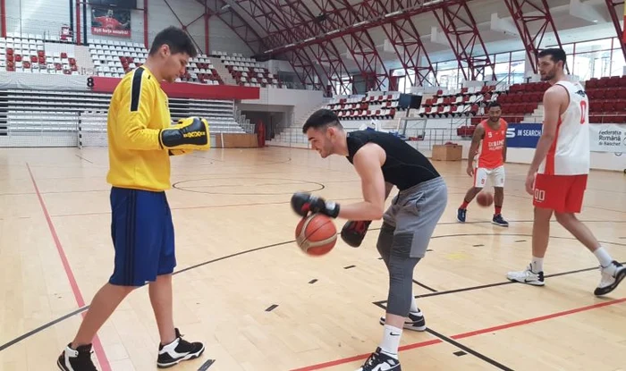 Andrei Arădoaie și Filip au jucat baschet cu mănușile de box în mâini