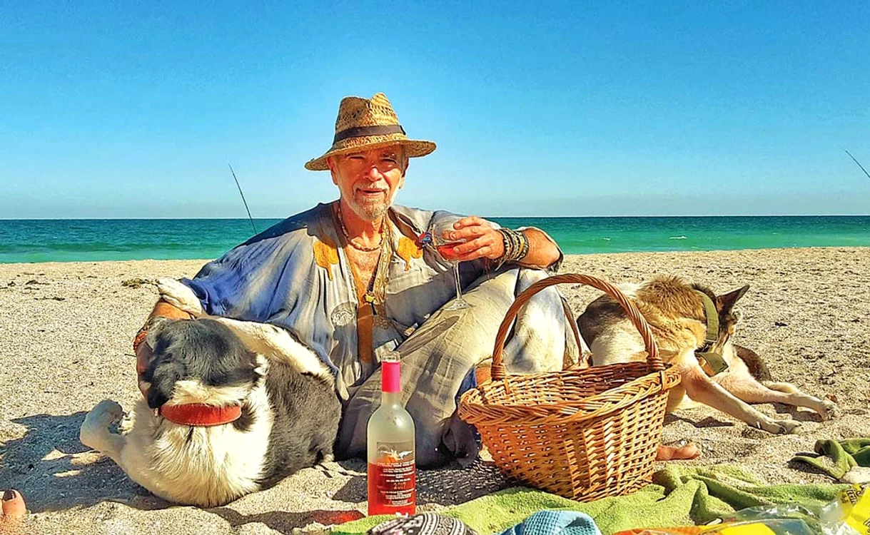 
    Benny şi câinii săi, la un picnic pe nisip  