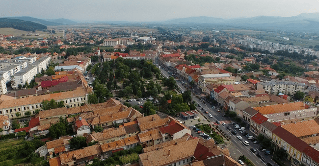 Cum au ajuns localnicii unui oraș din România să fie terorizați de un grup de minori. Copiii se filmează făcând cascadorii pe biciclete