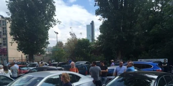parcare în curtea şcolii