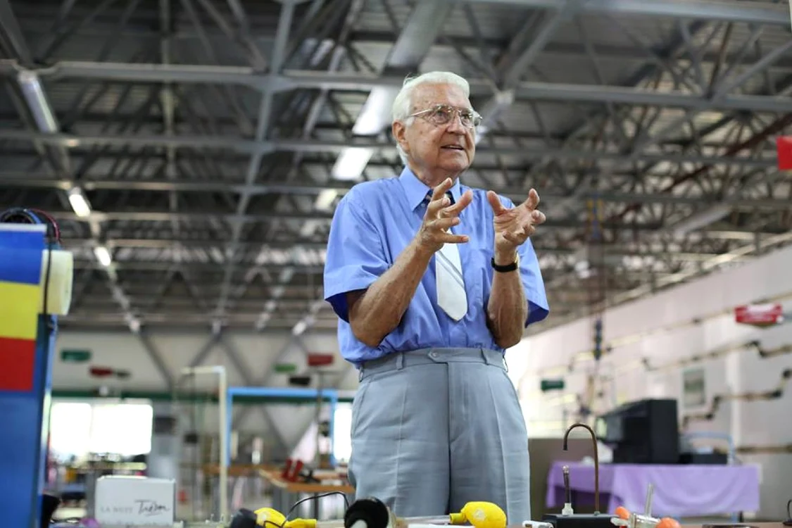 Profesorul Zeno Schlett susţine că tot mai mulţi tineri cu care intră în contact la experimentarium nu au noţiuni elementare din domeniul Fizicii FOTO Adrian P.