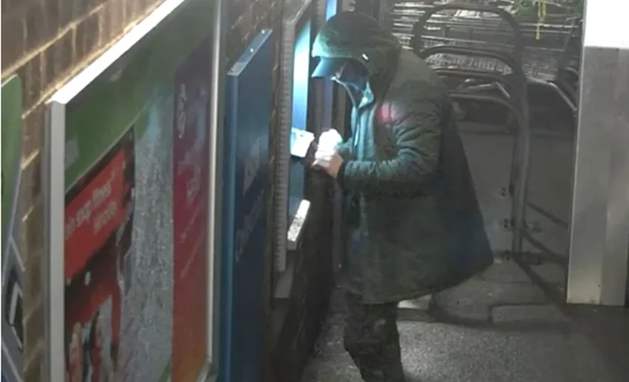 Șase români au jefuit 700.000 de lire sterline din bancomate din UK. Foto: ERSOU/BBC