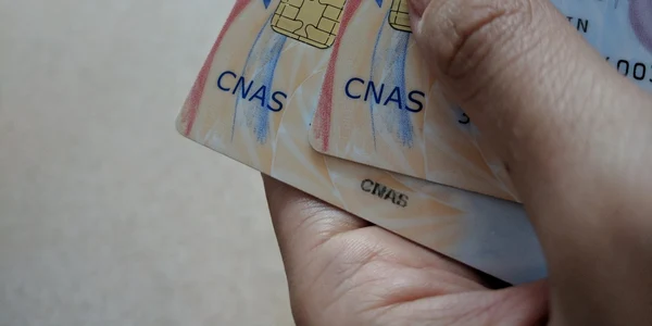 Card de sanatate CNAS FOTO Shutterstock