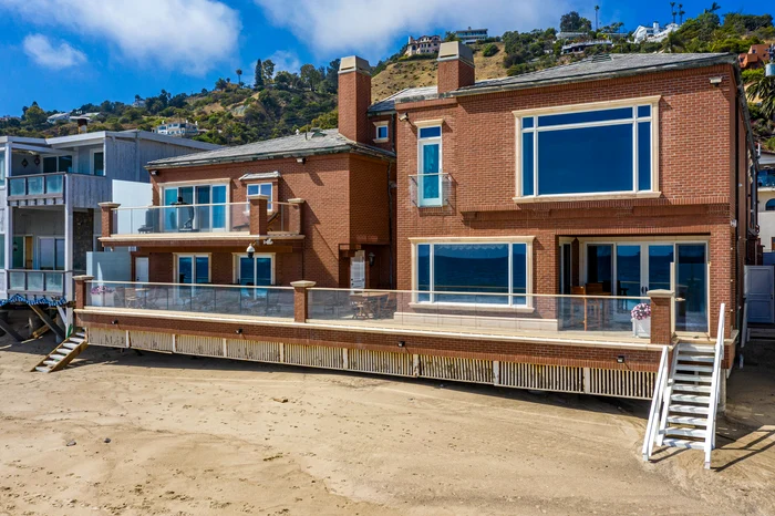 Așa arăta casa lui Candy Spelling înainte de a fi arsă (Foto: Google Maps)