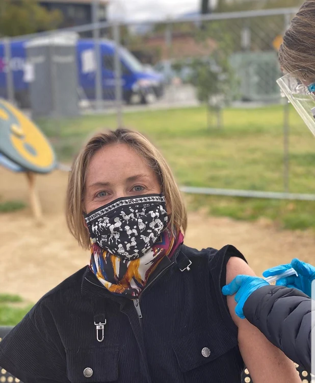 
    Sharon Stone, 63 de ani, a așteptat cuminte să îi vină rândul la vaccinul anti-COVID-19foto: Instagram  