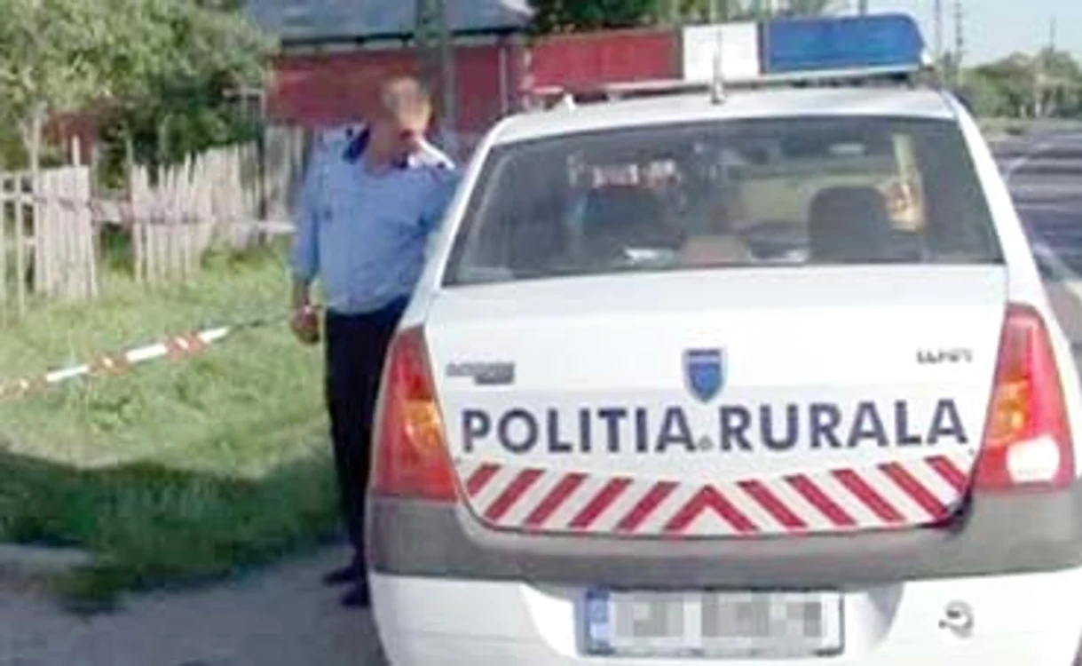 
    Poliţiştii au găsit  victima omorâtă în bătaie  lângă un gard  