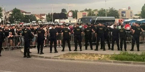 croatia - Ciocniri între poliţişti şi suporterii echipei Hajduk Split foto twitter