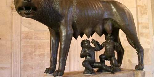 Lupoaica hrănind copiii gemeni Romulus și Remus (foto: Pixabay)