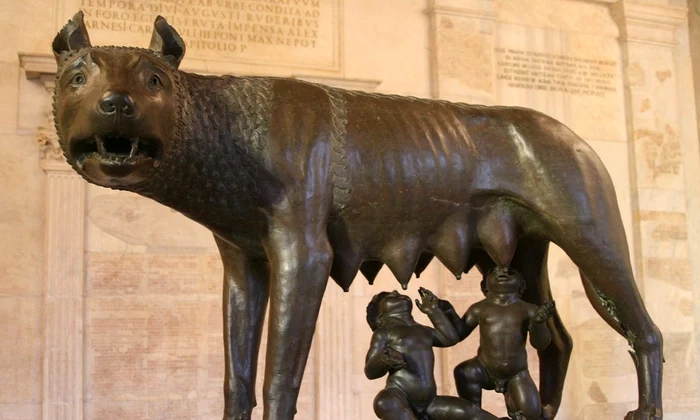 Lupoaica hrănind copiii gemeni Romulus și Remus (foto: Pixabay)