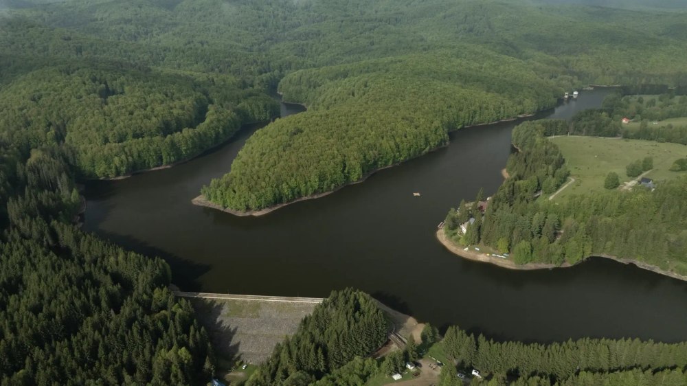 Un lac faimos din Banatul Montan va rămâne aproape fără apă. De ce este golită controlat acumularea Trei Ape