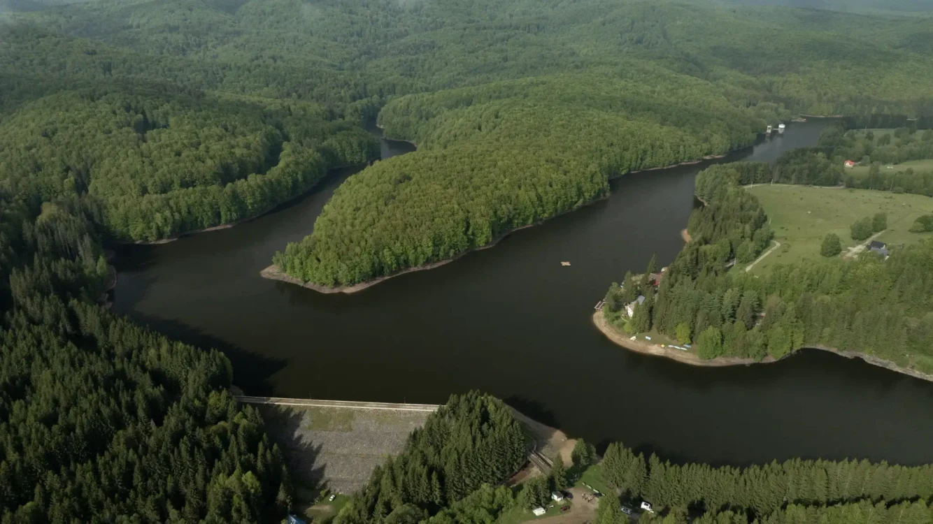 Lacul Trei Ape se află la marginea satelor Gărâna și Brebu Nou. 