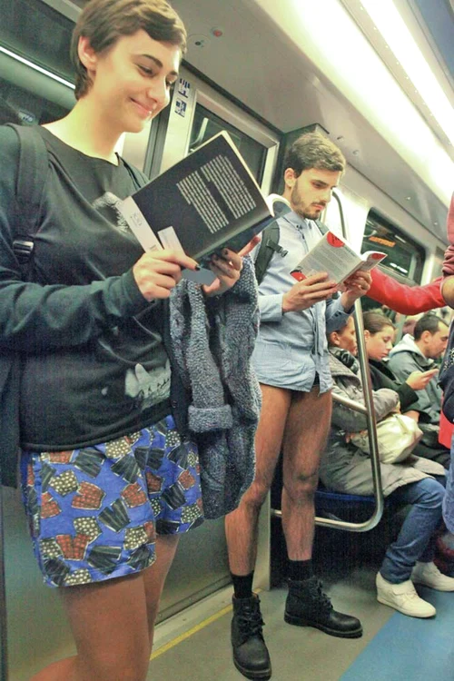 Pe 11 ianuarie, tinerii au călătorit fără pantaloni cu metroul